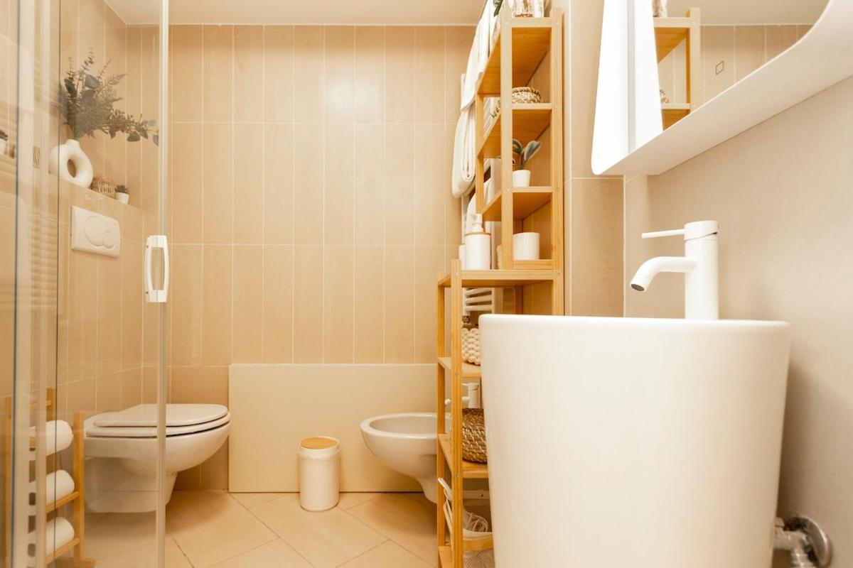 Sunny Retreat Near Metro, 12 Min To Duomo Apartment Milan
